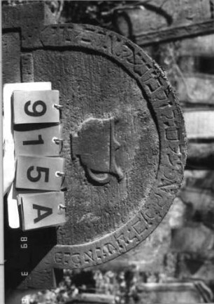 Grabstein 915 (Index: 99753215) Material: Sandstein Zustand: gut Maße HxBxT: 115x73x10 cm Beschreibung: Stele, eingezogener Rundbogenabschluß, rechteckiges Schriftfeld eingetieft Symbolik: Levitenkanne(eher Tasse): Grabstein 915A