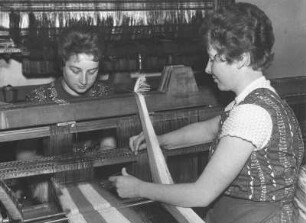 Zwei Frauen bei der Arbeit am Webstuhl