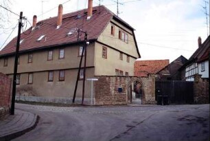 großes Bauernhaus mit Hofzufahrt, Nebengebäuden