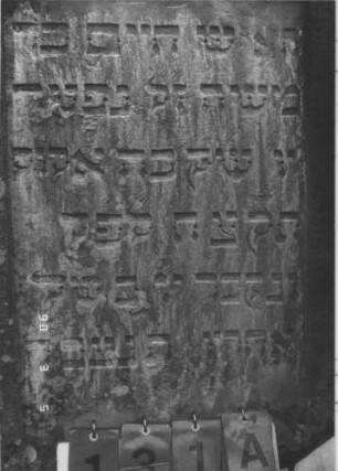 Grabstein 131 (Index: 99608815) Material: Sandstein Zustand: gut Maße HxBxT: 117x62x13 cm Beschreibung: Stele mit Spitzgiebel, vertiefter Textteil in gleicher Form: Grabstein 131A