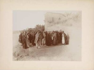 Männer in Babylon : Männer vor einem Gebäude in der Nähe der Ausgrabungsstelle in Babylon. Im Hintergrund der Euphrat.