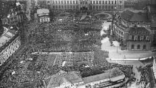 Dresden-Altstadt. Kundgebung am 1. Mai 1933 auf dem Adolf-Hitler-Platz (Theaterplatz). Luftbild-Schrägaufnahme von Nordost