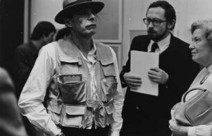 Der Künstler Joseph Beuys bei der Eröffnung mit Besuchern