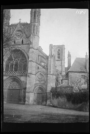 Laon (Dep. Aisne, Frankreich): Westfront und Seite der Klosterkirche Sankt Martin]