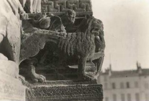 Arles. St. Trophime. Portal, rechtes Gewände, Löwe und Pilger