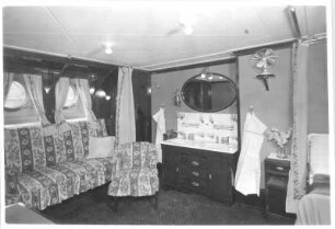 Passagierschiff : Passagierschiff. Kabine mit Sofa, Sessel, Doppelwaschkommode, Nachtschrank und Ventilator