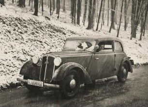 Autofahrt an einem winterlichen Tag. Die Landschaft ist leicht verschneit