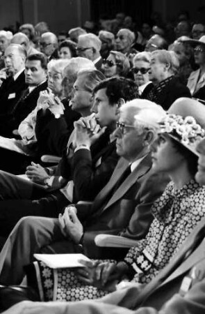 26. Tagung 1976 Physiker; Eröffnung: 1. Reihe: Kardinal König, Oberbürgermeister Steurer, Hannes Alfvén, Rudolf L. Mößbauer, v. Hauff, W. Fucks, Gräfin Sonja Bernadotte; 2. Reihe: Ehepaar Butenandt, Ehepaar Forßmann, Ehepaar Myrdal