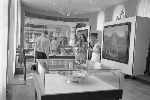 Ausstellung "Kunstschätze aus badischen Schlössern" im Gartensaal des Karlsruher Schlosses.