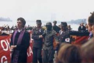 Der "tote Soldat" wird vom Schiff an Land gebracht - aus der Inszenierung des Brecht-Gedichtes "Legende vom toten Soldaten", Station Bonn