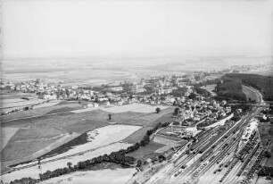 Arnsdorf. Ortsteilansicht mit Bahnhofsanlagen und Landes-Heil- und Pflegeanstalt Arnsdorf (Sächsisches Krankenhaus für Psychiatrie und Neurologie) gegen Radeberg-Arnsdorfer Hochfläche und Westlausitzer Hügelland. Luftbild-Schrägaufnahme von Südwest