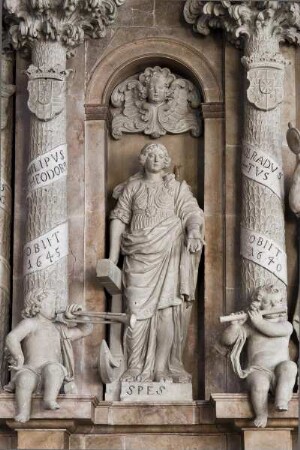 Grabmal für Fürst Georg Friedrich von Waldeck (1620-1692) — Zweites Geschoss mit Reiterfigur und Tugenden — Allegorien der Tugenden — Spes