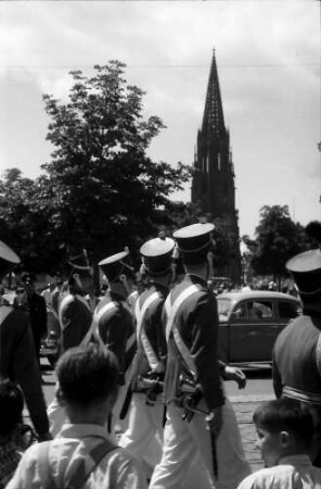 Freiburg: Tag der Heimat; Ranzengarde marschiert (Hintergrund Münster)