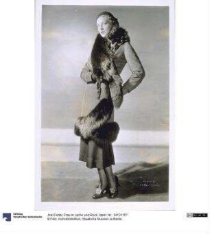 Frau in Jacke und Rock
