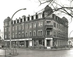 Radebeul, Sidonienstraße 1. Wohnhaus mit Läden (bezeichnet 1890). Eckansicht mit Fassade Hauptstraße