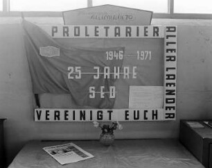DDR. Kombinat Fortschritt, Wandzeitung der Frauenbrigade, 25 Jahre SED