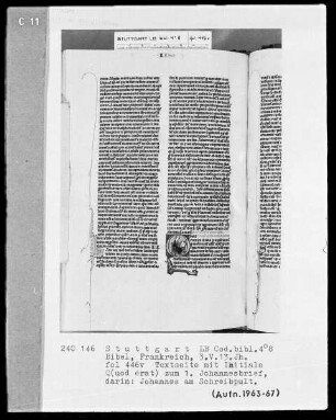 Lateinische Taschenbibel — Initiale Q (uod erat), darin Johannes am Schreibpult, Folio 446verso