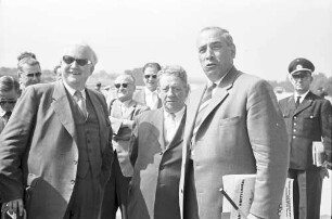 Märkt: Gruppe: Bundesverkehrsminister Seebohm, Regierungspräsident Dichtel und Regierungsbaudirektor Leins