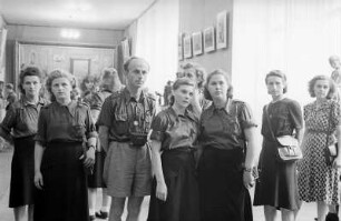 Ausstellung der Sowjetunion im Gebäude des Finanzministeriums der DDR am Werderschen Markt anlässlich der III. Weltfestspiele in Berlin : Ausstellungsbesucher