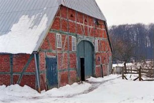 Langniendorf: Krübbenberg: Hofanlage: Fachwerkkate: Giebelseite Wirtschaftstrakt mit Scheunentor, Stalltür: Fußpfad, Zäune: im Hintergrund Bäume: Schnee