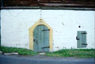 Kellerhaus neben der ehemaligen Mühle außerhalb des Ortes, Jahreszahl 1750 im Sturz