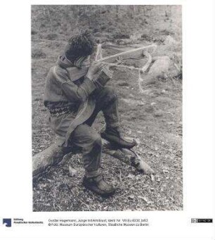 Junge mit Armbrust