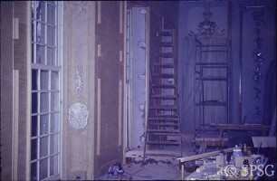 Berlin, Schloss Charlottenburg, Neuer Flügel, Bibliothek, R. 354, Anbringen der Fenstervertäfelung, Restaurierungsaufnahme.