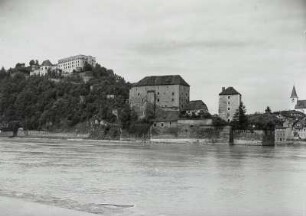 Passau. Veste Oberhaus und Veste Niederhaus (1219 ff. und Mitte 14. Jahrhundert). Ansicht über die Donau von Süden