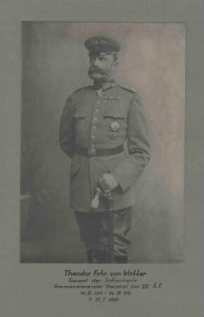 Freiherr Theodor von Watter, General der Infanterie, Kommandeur des XIII Armeekorps, stehend, in Uniform, Mütze mit Orden, Bild in Halbprofil