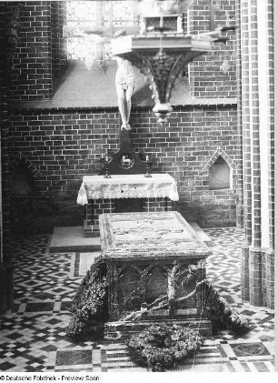 Sarkophag für Herzogin Feodora, Kruzifix : Pribislaw-Kapelle. Sarkophag (19. Jh.) und Kruzifix (um 1480, E. 19. Jh.)
