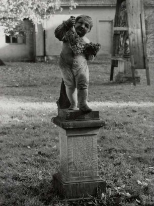 Putto mit Blumenkranz