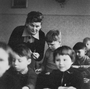Herzogswalde. Allgemeinbildende polytechnische Oberschule. Schulklasse mit Lehrerin Frau Gotsche