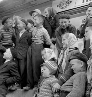 Kinder einer Dorfgemeinschaft