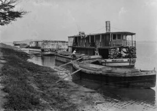 Flussdampfer : Am Flussufer des Rio Parana angelegte Dampfschiffe.