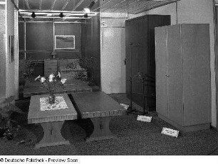Ausstellungskoje des VEB Thüringer Möbelkombinat Suhl. Ansicht mit Couchtischen, Kleider-Wäsche-Schränken und "Stummem Diener