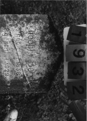 Grabstein 1932 [Hahn S. 42 Grab-Nr. 2812]: Grabstein 1932 (Detailaufnahme) ([Hahn S. 42 Grab-Nr. 2812]