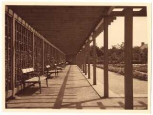 Grünanlage mit Spielplatz, Hindenburg: Laubengang mit Bänken sowie Blumenbeeten davor