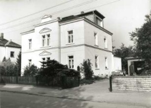Dresden-Cossebaude, Heinrich-Mann-Straße 30. Wohnhaus (1894). Straßenansicht mit Einfriedung