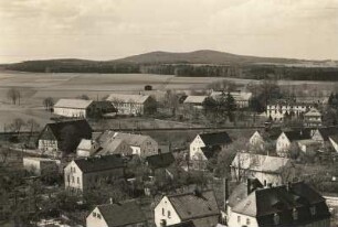 Pulsnitz, Ortsansicht : Blick vom Kirchturm über Pulsnitz zum Keulenberg