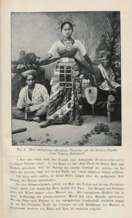 Fig. 8. Eine malayische öffentliche Tänzerin mit der kleinen Capelle eines Tôpéng Babakan