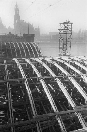 Dresden. Wiederherstellung der Augustusbrücke. Blick über Lehrbögen und Elbe auf Hofkirche und Theaterplatz