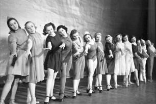 Plaza: 12 Monate; Alle Girls in Reihe; schräg