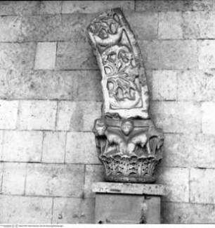 Kapitell und Arkadenbogenansatz aus dem Kreuzgang von Sant'Andrea dell'Isola