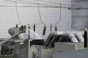 Meldepflichtiges Ereignis im Kernkraftwerk Krümmel am 28. Juni 2007: Rauch über dem Kernkraftwerk Krümmel bei Hamburg. Der Brand eines Trafo-Gebäudes auf dem Gelände des AKW verursachte eine Abschaltung. Das Kernkraftwerk Krümmel liegt etwa 30 Kilometer südöstlich von Hamburg an der Elbe im Ortsteil Krümmel der Stadt Geesthacht in Schleswig-Holstein. Über die Trafostation, in der der Brand ausgebrochen war, wird der Atomstrom in das Stromnetz eingespeist