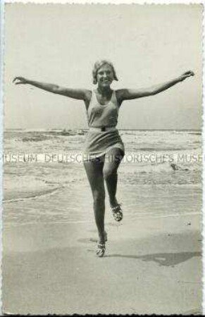 Frau im Badedress am Strand