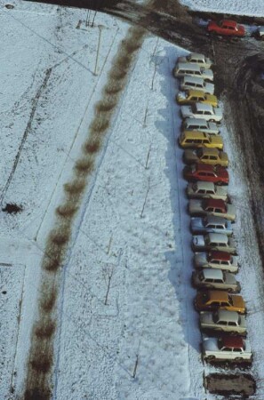 DDR. Berlin. Blick auf einen schneebedeckten Parkplatz