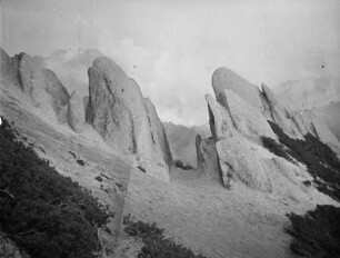 Am Mount Eboshi (Eboshi-dake) (2628m) im Hidagebirge : Vereiste Felsen