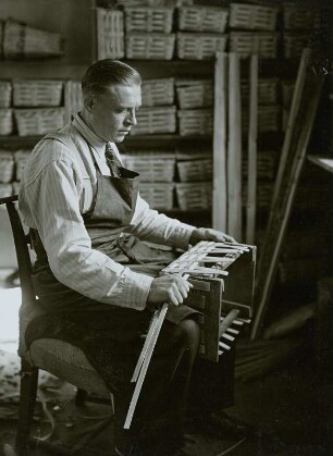 Erzgebirgische Spankorbflechter bei der Arbeit : Spankorbflechter bei der Arbeit, Erzgebirge, Ausstellung Dresden 1938