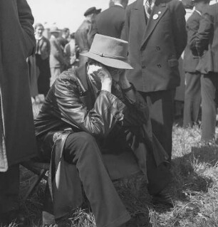 Dresden. Maifeier 1937. Mitarbeiter der Sächsischen Landesbildstelle am Sammelpunkt zur Kundgebung. Mann, auf einem Anglerhocker sitzend