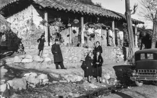 Bei Valparaíso : Personengruppe vor einem Haus bei Valparaíso.